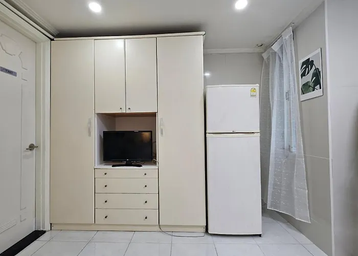 7 Minutes From Apgujeong Station, Gangnam Rodeo, Garosu-gil, Luxury Street *