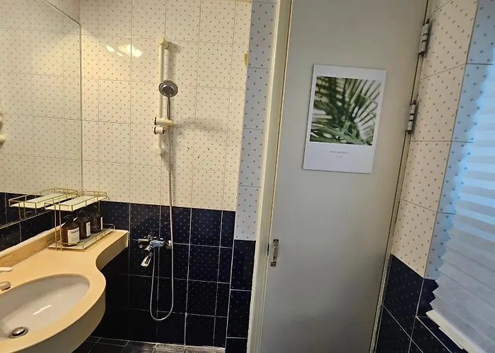 7 Minutes From Apgujeong Station, Gangnam Rodeo, Garosu-gil, Luxury Street